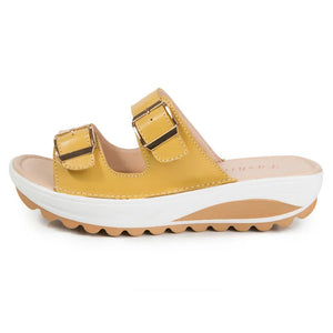 Sandaler med kilklack og dämpande sula