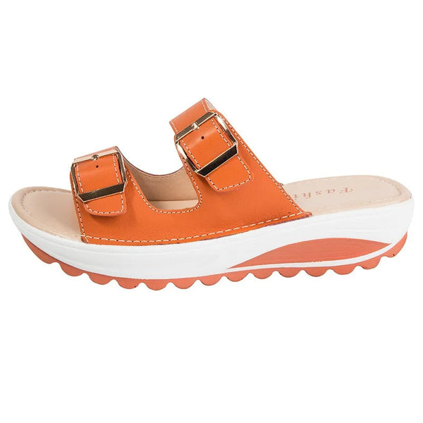 Sandaler med kilklack og dämpande sula